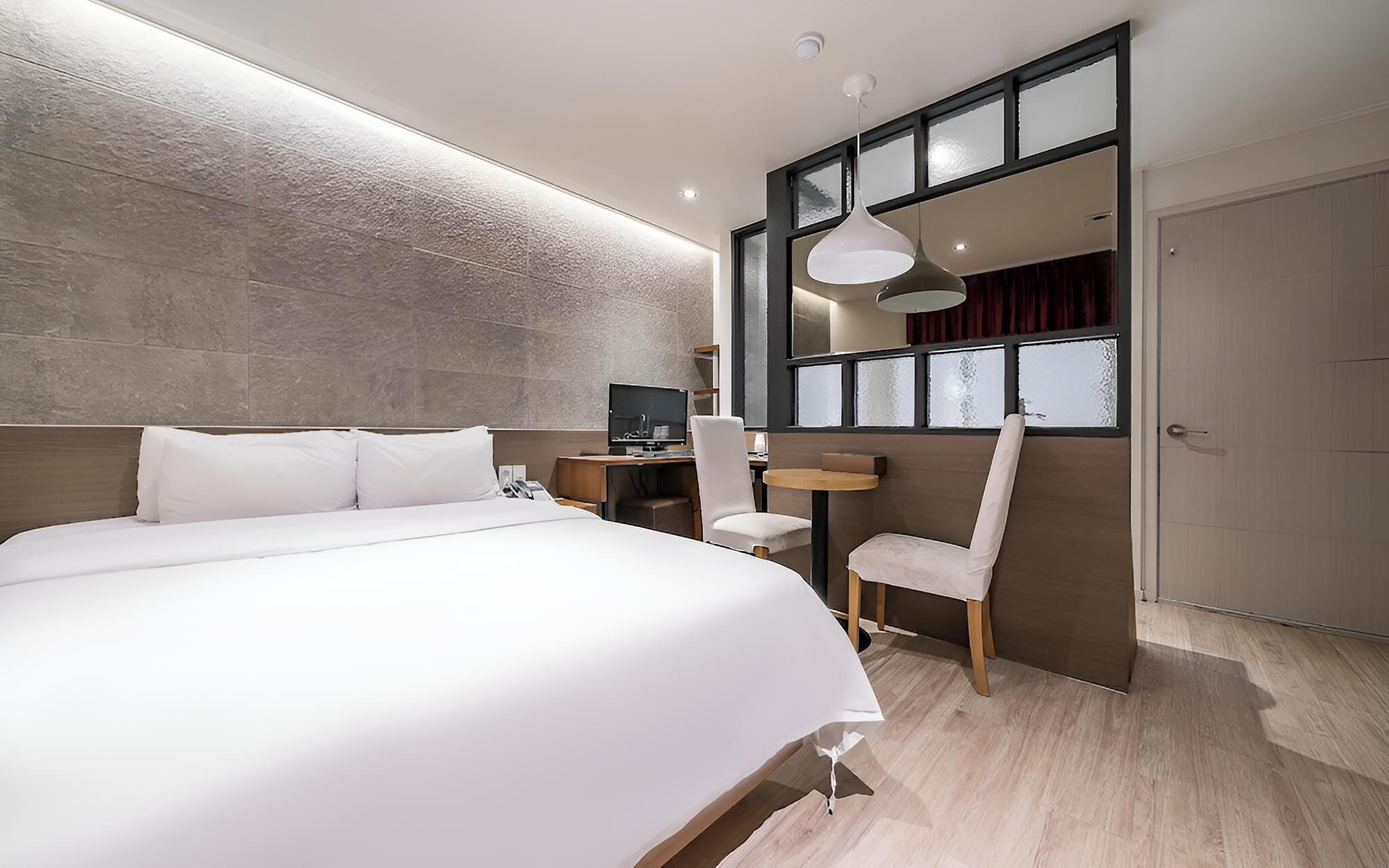 Room (Standard (OTT available in all rooms ) - Photo 5