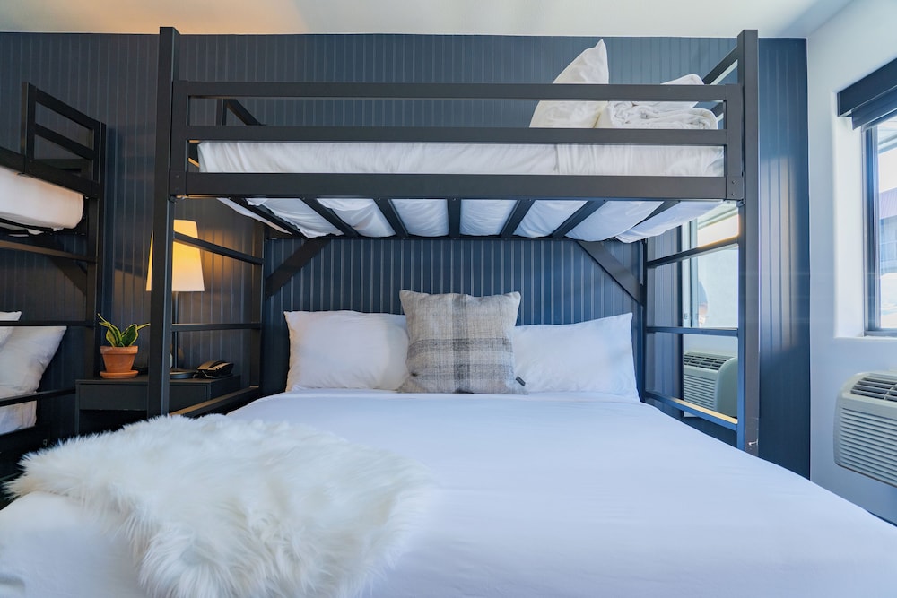 Catwalk: 2 Queen with Twin Bunks