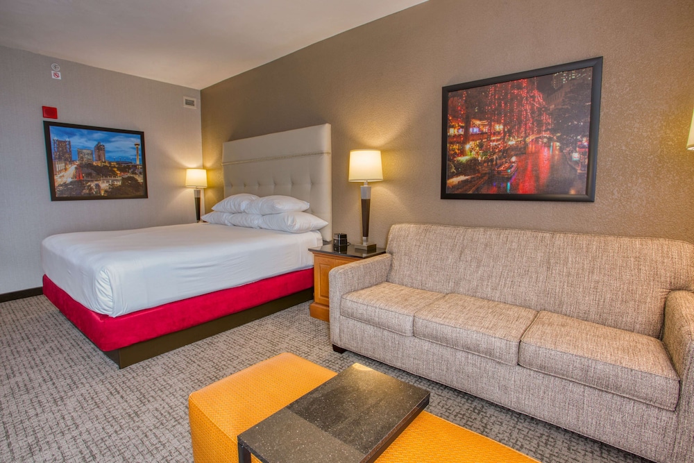 Deluxe Room, 1 King Bed with Sofa bed, Refrigerator & Microwave photo 2