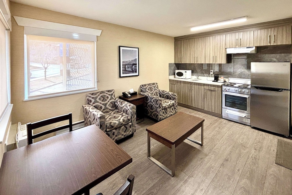 Suite, 1 Queen Bed, Non Smoking - Photo 1