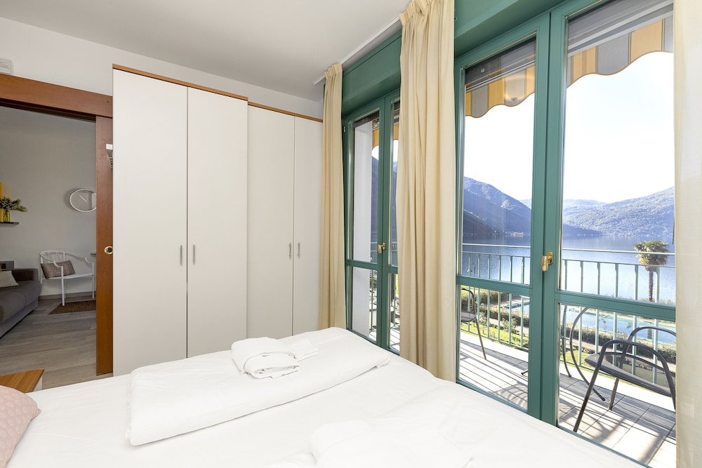 Family Apartment, 2 Bedrooms, Lakeside (Porto Letizia S6)