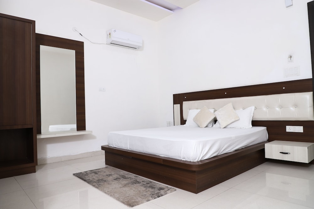 Deluxe Room, 1 King Bed, Non Smoking photo 1