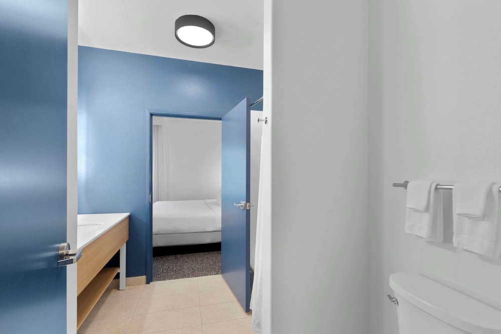 Suite, 1 King Bed - Photo 3