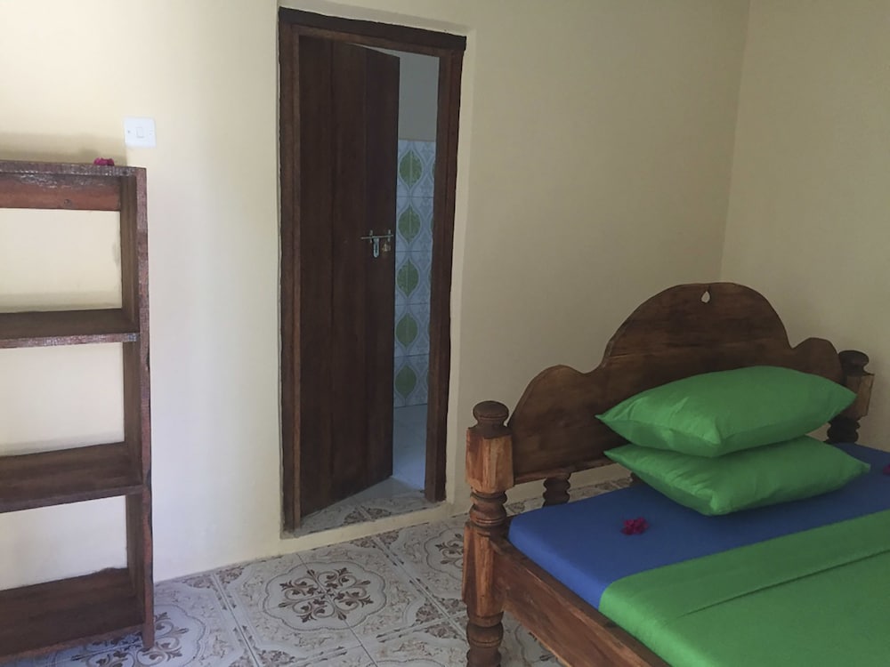 Standard Bungalow, 1 Queen Bed, Non Smoking, Garden View (5) photo 2