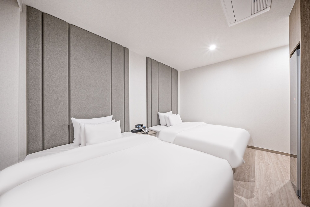 Premium Twin Room - Photo 3
