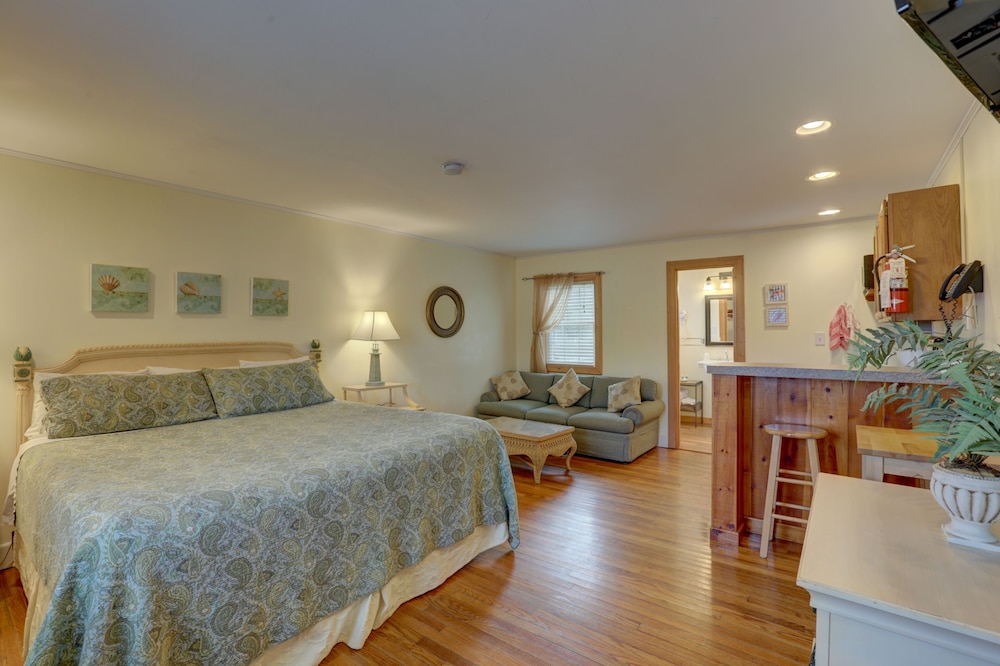 Superior Room, 1 King Bed, Kitchenette, Courtyard Area