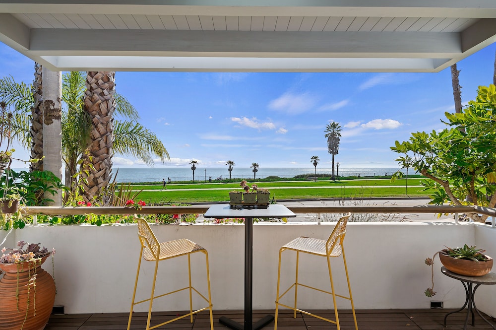 House, Multiple Beds, Patio, Ocean View (Shoreline Park House - 30-night min) photo 1