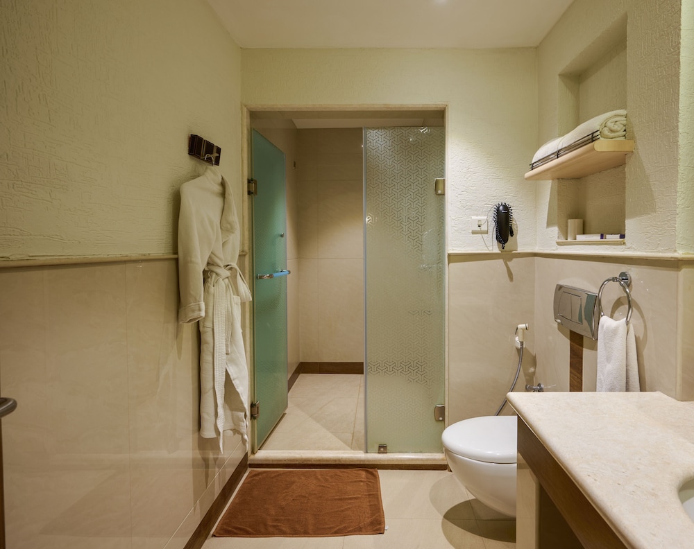 Deluxe twin room with complimentary airport transfers photo 2