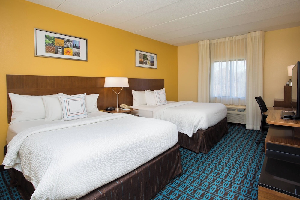 Room, 1 King Bed (Mobility/Hearing Access, Roll-In Shwr) photo 3