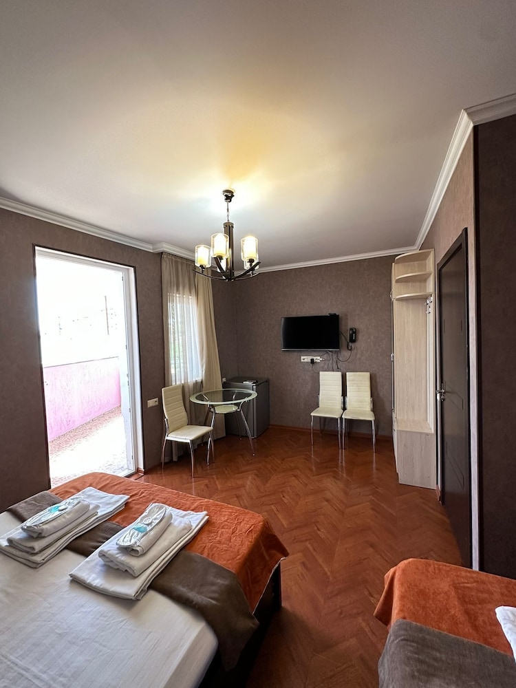 City Quadruple Room photo 2