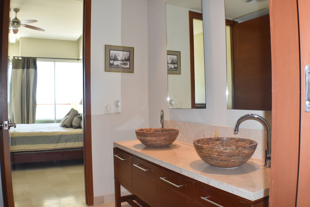 Deluxe Condo, 1 Bedroom, Ocean View photo 2
