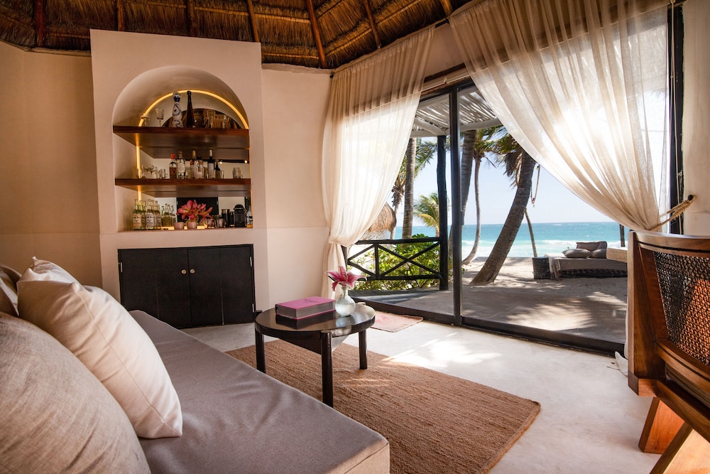 OCEANFRONT VILLA WITH PRIVATE POOL - Photo 9