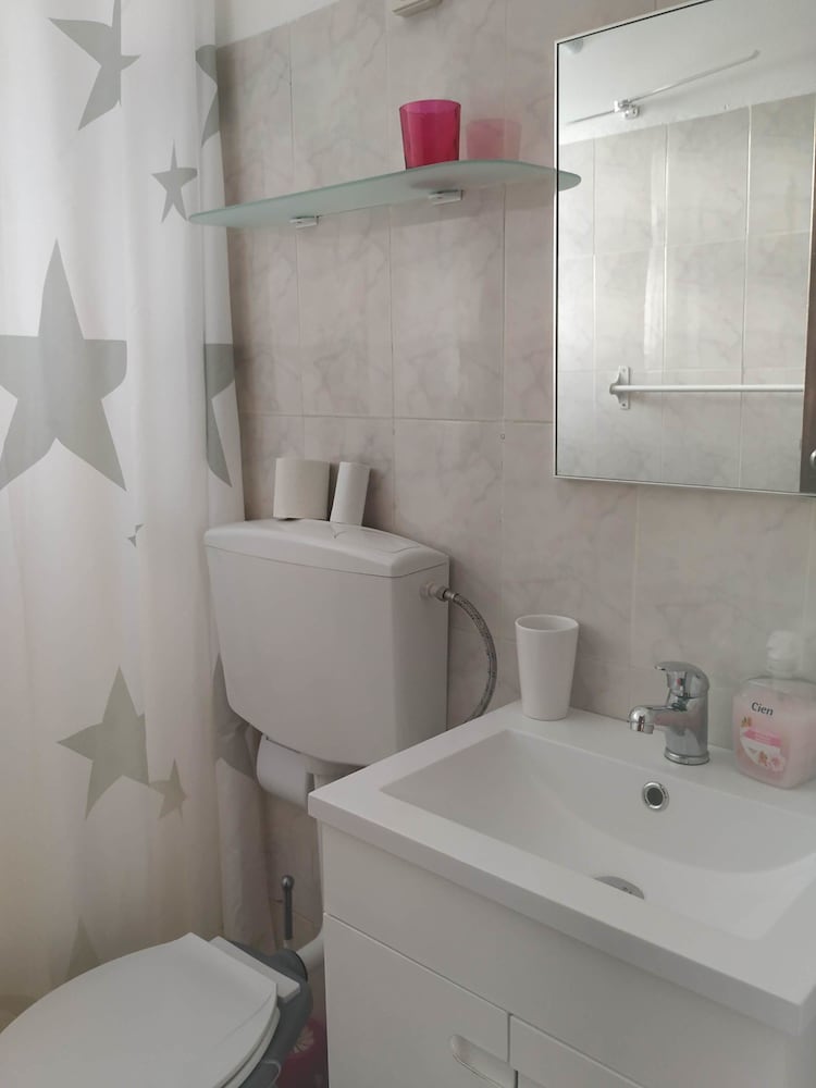 Double Room, Private Bathroom - Photo 3