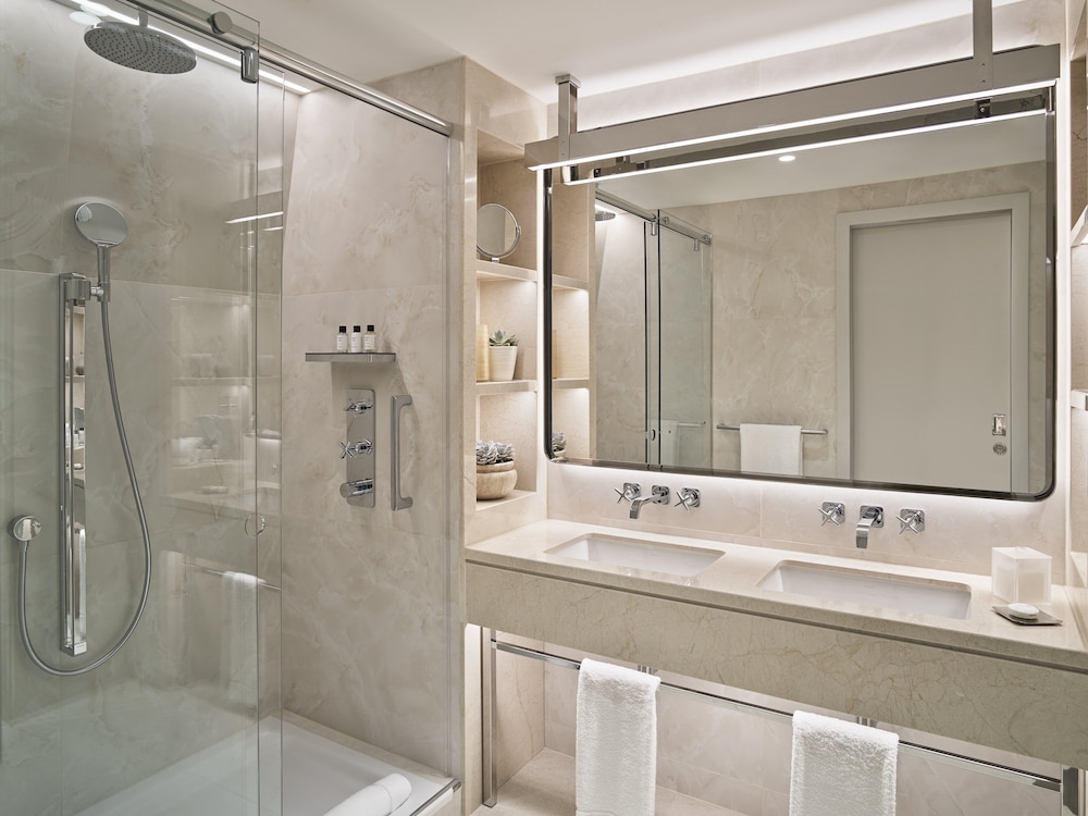 Suite, Corner (Aldwych) thumbnail 5
