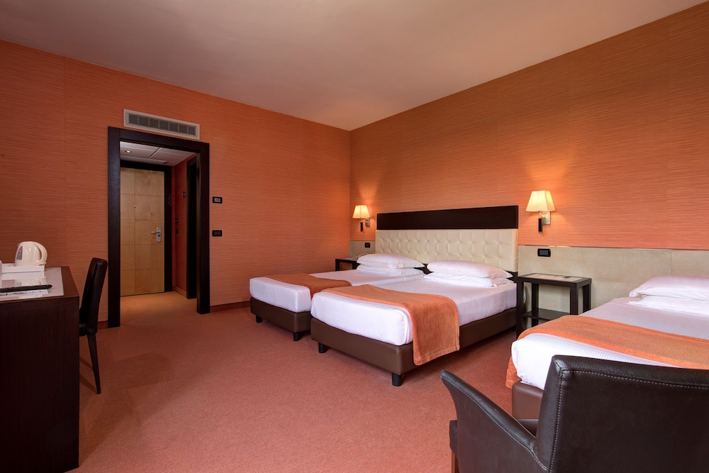 Standard Room, Multiple Beds - Photo 3