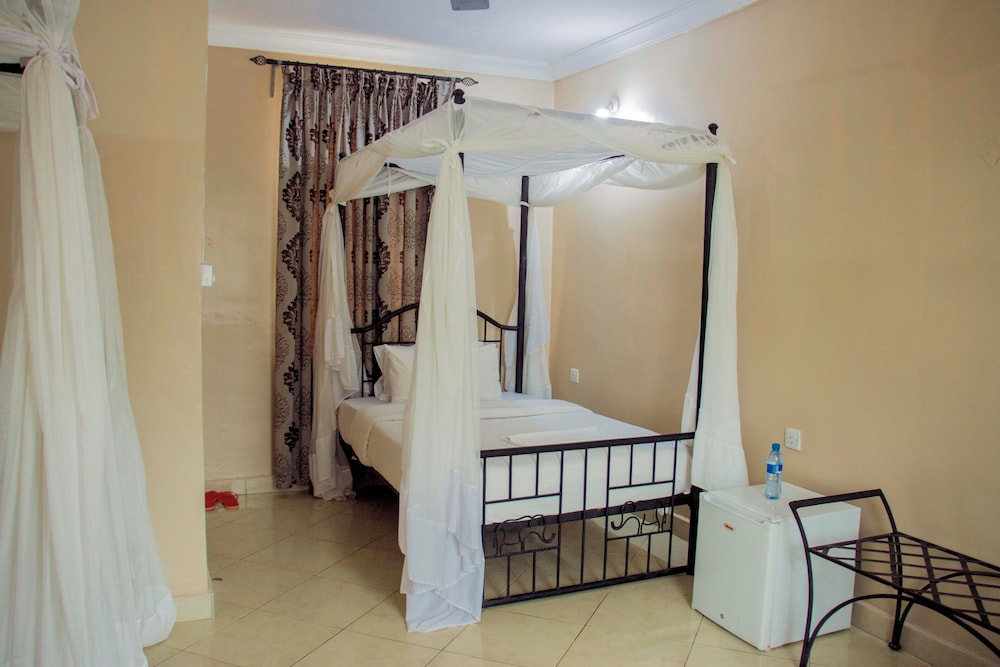 Business Double or Twin Room, 2 Double Beds photo 3