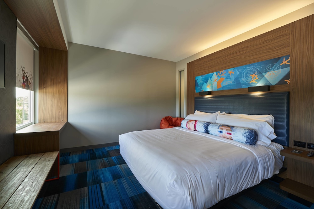 aloft, Room, 1 King Bed photo 2
