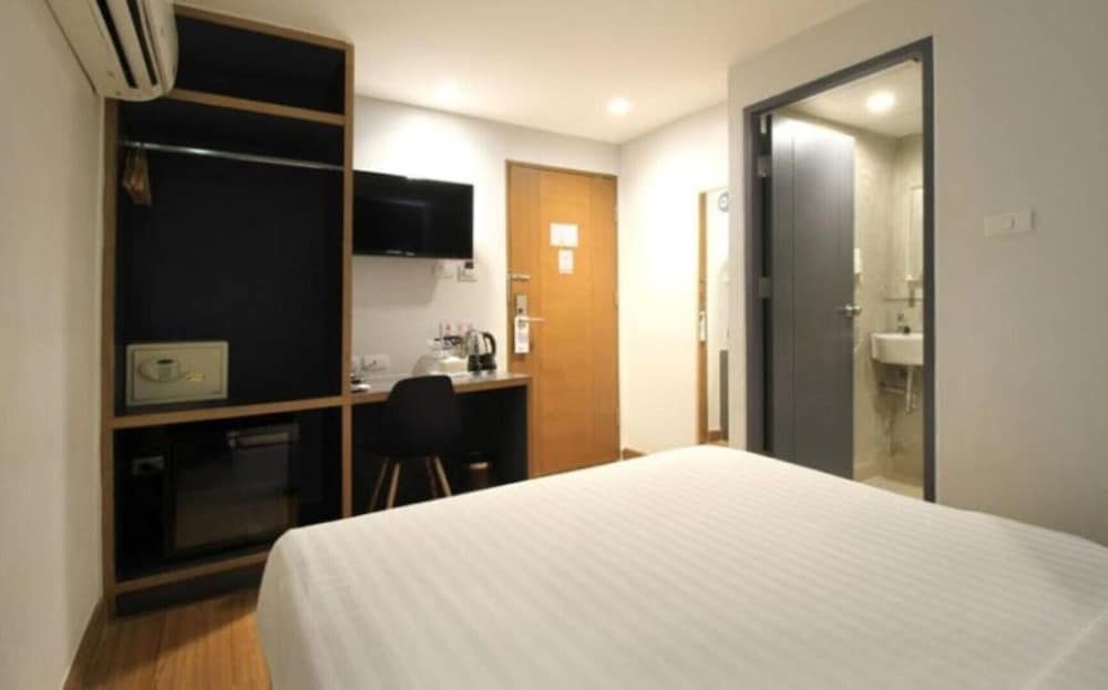 Standard Double Room, No Windows photo 2