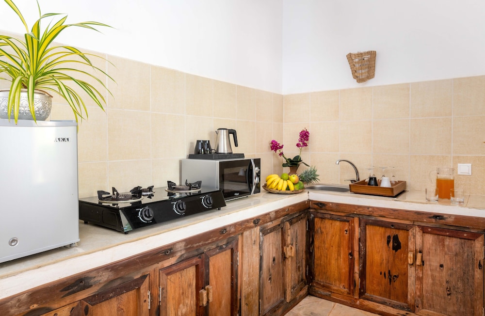 Luxury Triple Room, Kitchen, Pool View photo 3