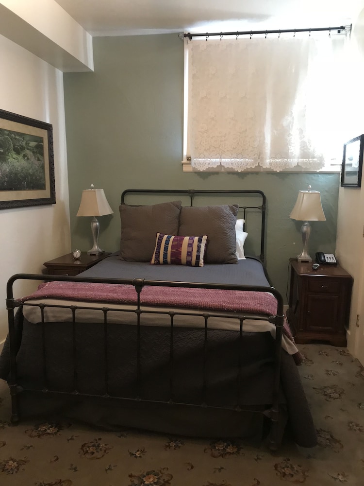Basic Room, 1 Queen Bed photo 2