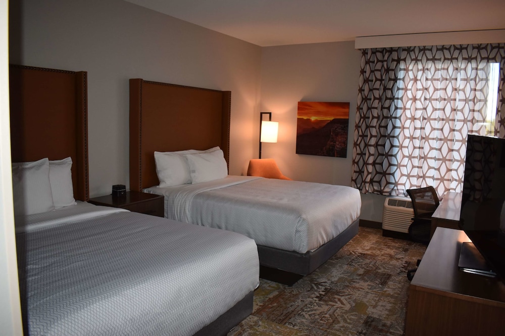 Deluxe Room, 2 Queen Beds, Non Smoking - Photo 1