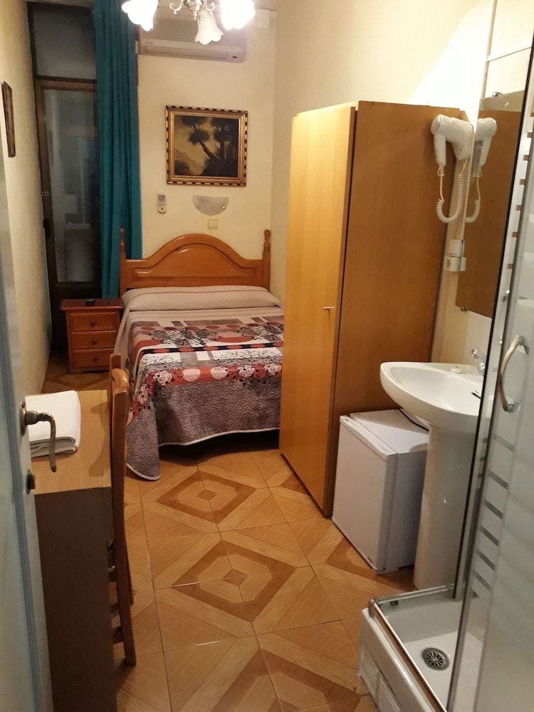 Basic Single Room, Shared Bathroom photo 2