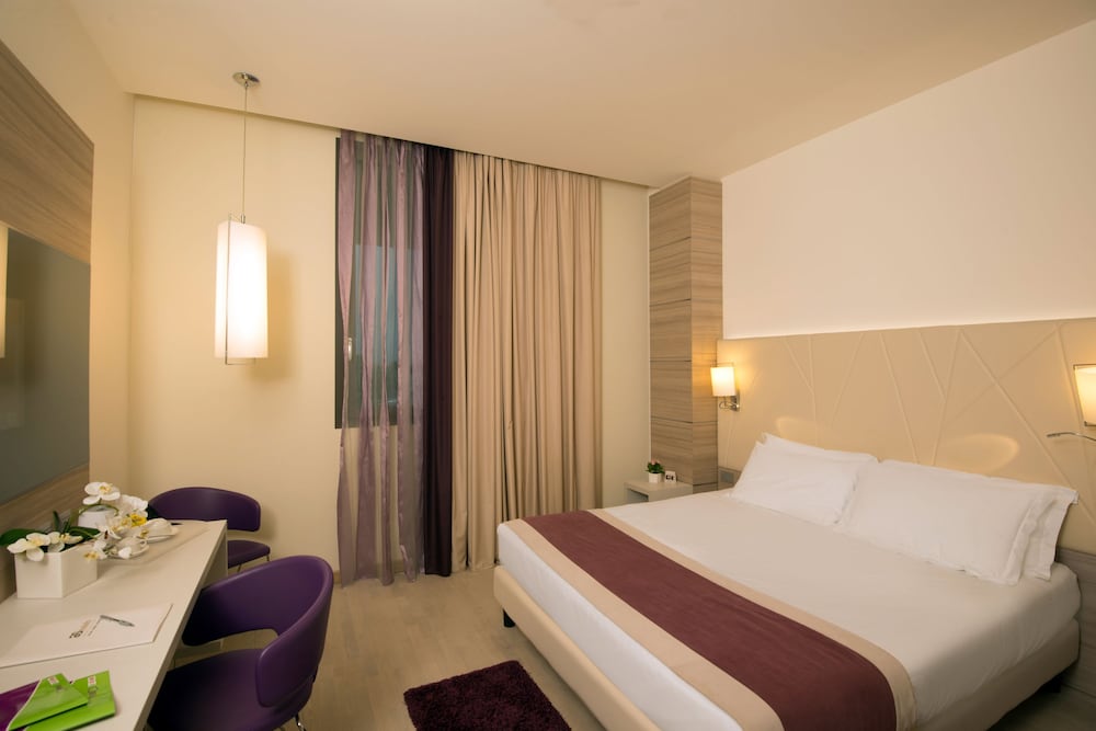Standard Double Room Single Use, 1 King Bed photo 2