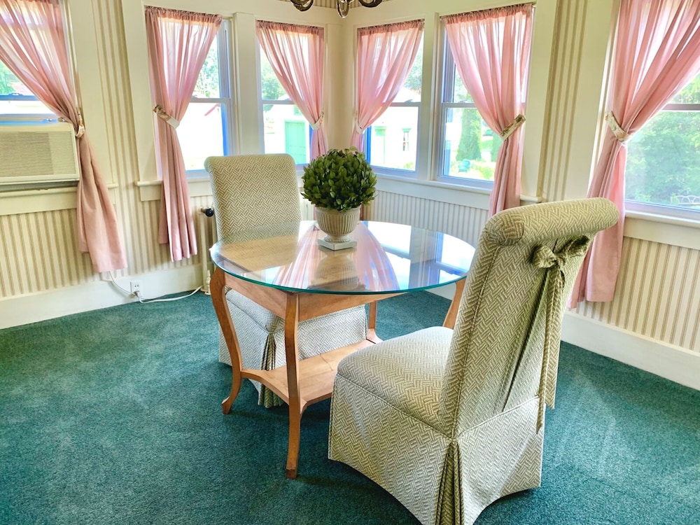 Standard Room, 1 King Bed, Non Smoking (Rosewood Suite) photo 2