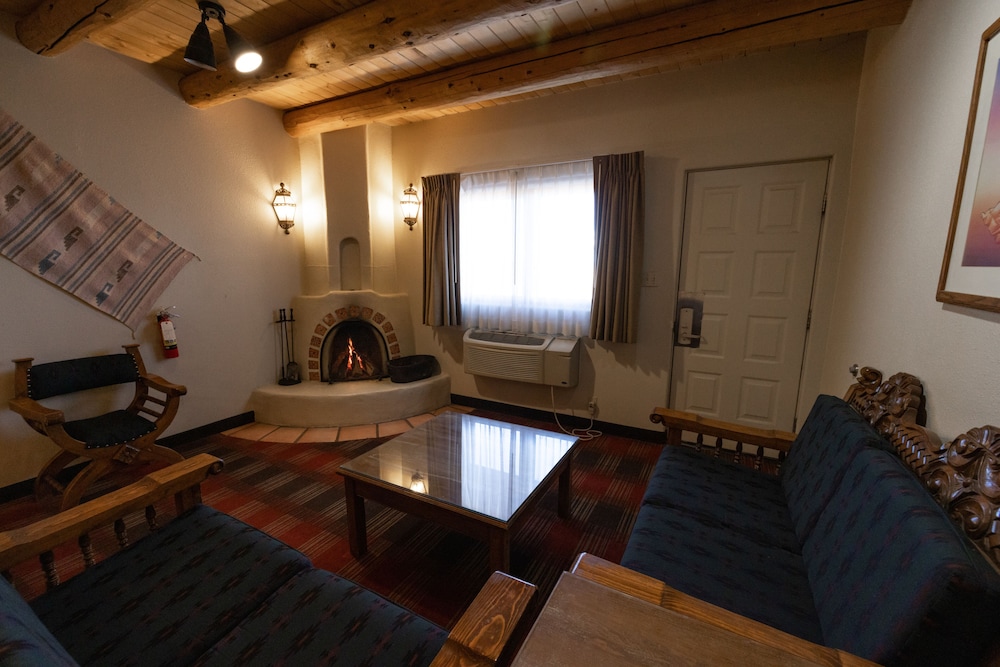 Deluxe Room, Multiple Beds (Deluxe Room(No Pets)) - Photo 6