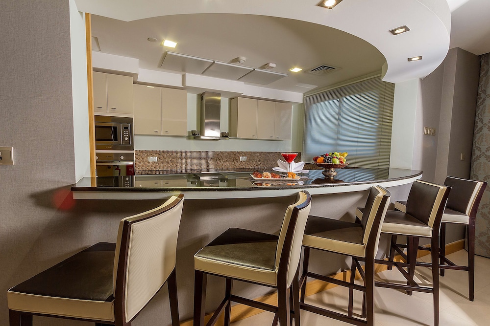 Junior Suite, 1 King Bed, Non Smoking, Kitchen (View) - Photo 4