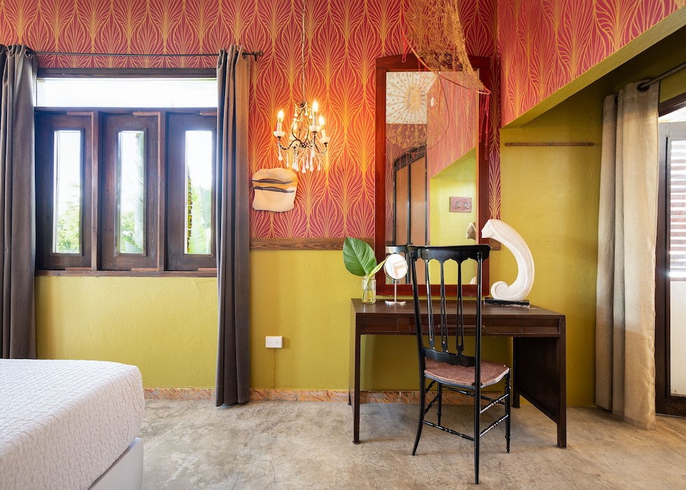 Premier Suite, 1 King Bed, Terrace, Garden View, photo 6