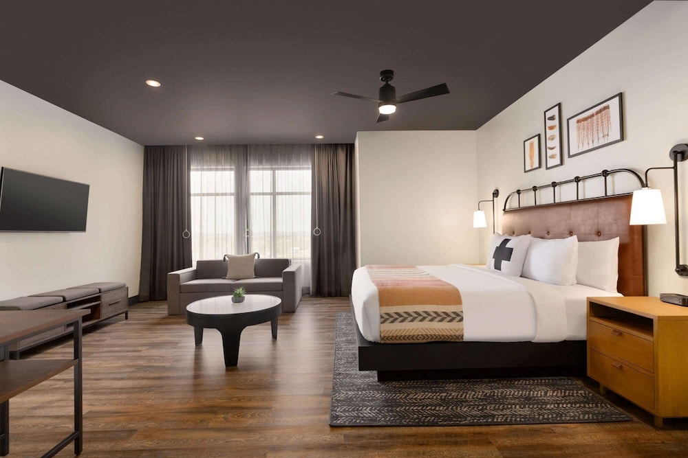 Deluxe Suite, 1 King Bed, Accessible, Non Smoking (Mobility) - Photo 1