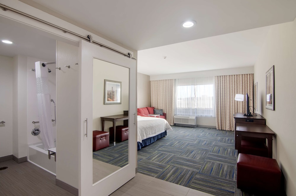 Room, 1 King Bed, Accessible (Mobility & Hearing, Roll-in Shower) photo 1