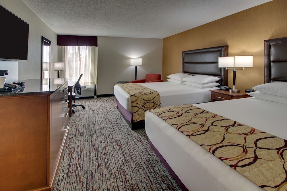 Deluxe Room, 2 Queen Beds, Refrigerator & Microwave photo 2