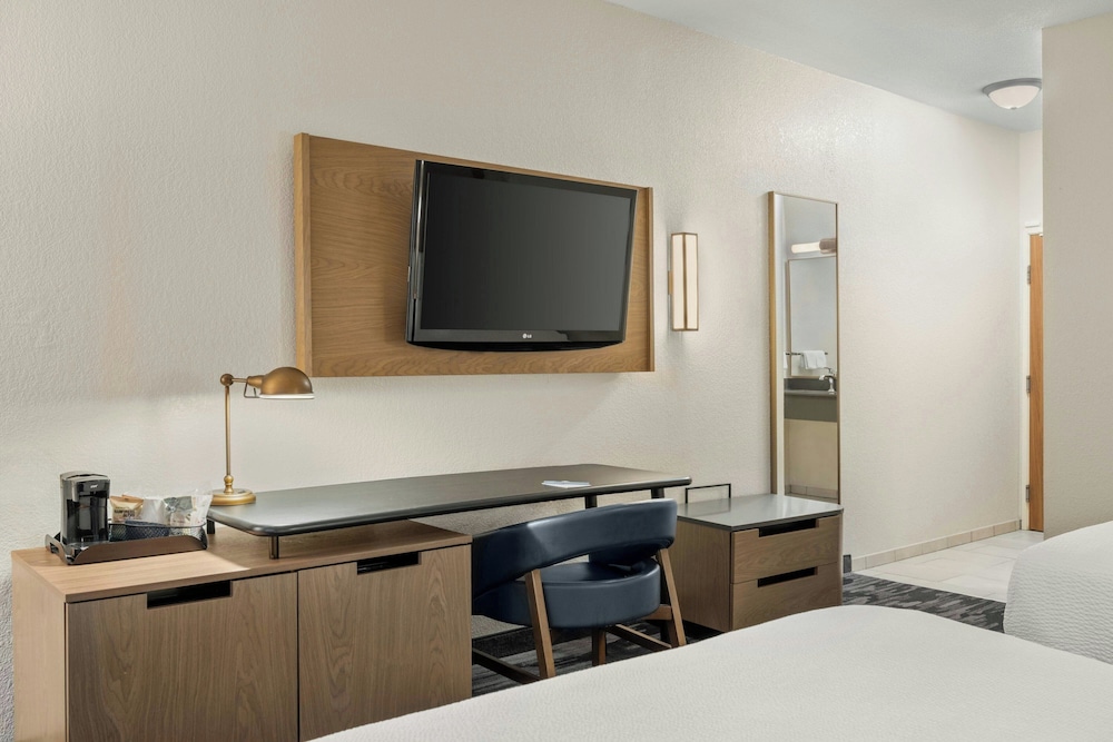 Room, 2 Queen Beds - Photo 10