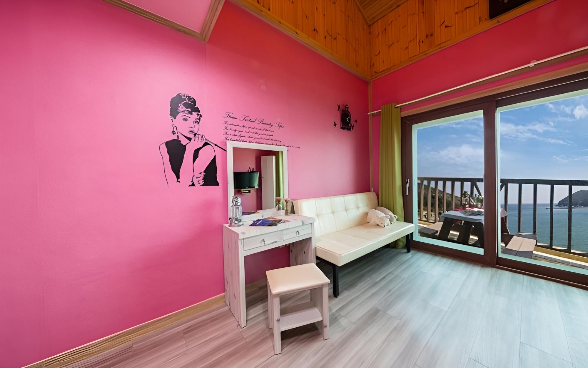Room (202 Peach Pink) photo 1