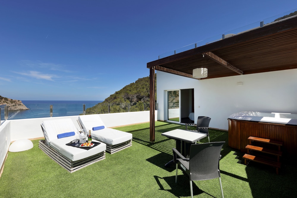 Deluxe Room (Superior - Panoramic Sea View) - Photo 1
