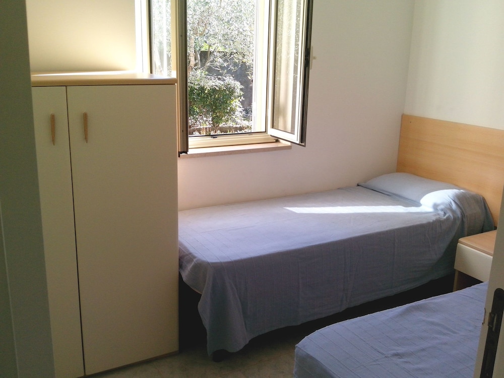 Apartment, 2 Bedrooms, Ground Floor photo 2