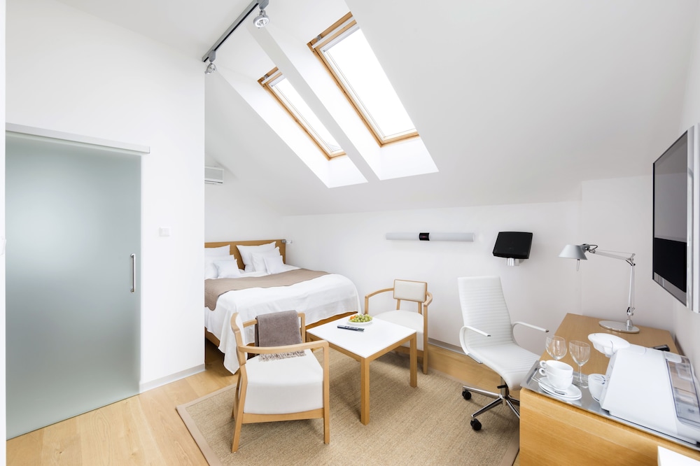 Premium Double Room, 1 King Bed photo 3