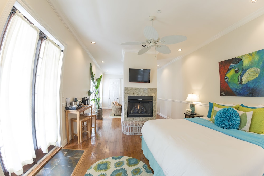 Deluxe Suite, 1 King Bed, Fireplace (Lottie)