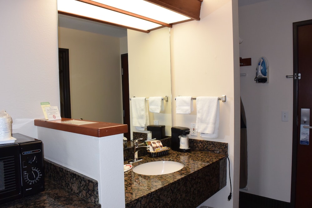 Room, 2 Queen Beds, Non Smoking (Pet-Friendly) - Photo 3