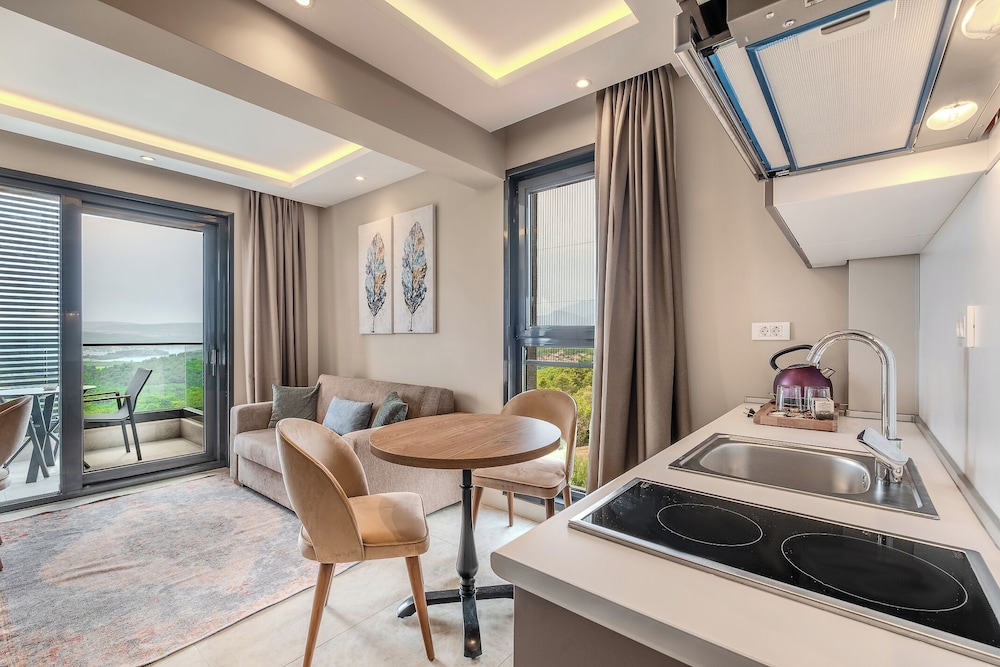 King Suit with Sea View - Photo 7