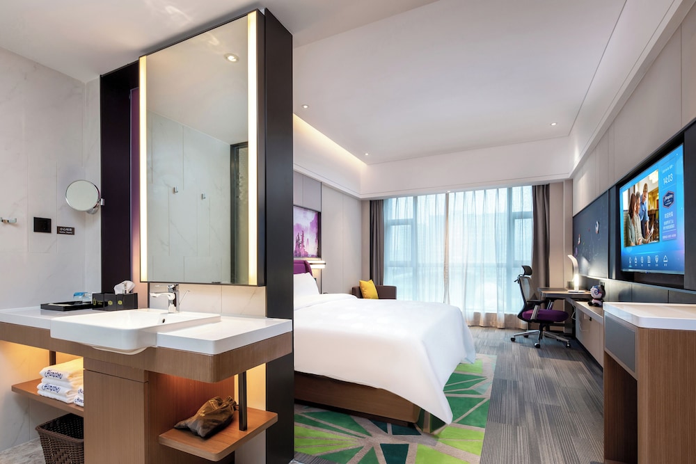 Comfort Single Room, 1 Queen Bed, Private Bathroom, City View photo 2