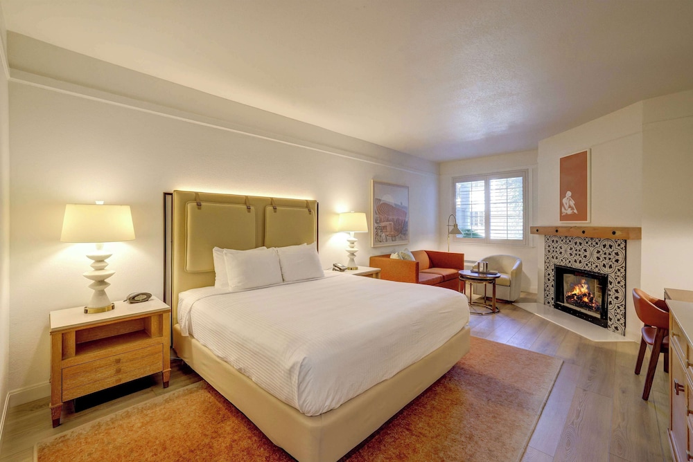 Room, 1 King Bed, Fireplace, Corner - Photo 1
