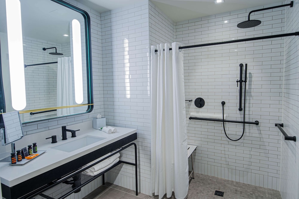 Suite, 1 King Bed, Accessible (Roll-In Shower, Mobility & Hearing) - Photo 4