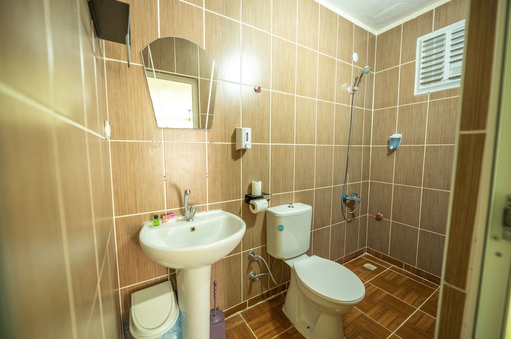 Basic Quadruple Room photo 2