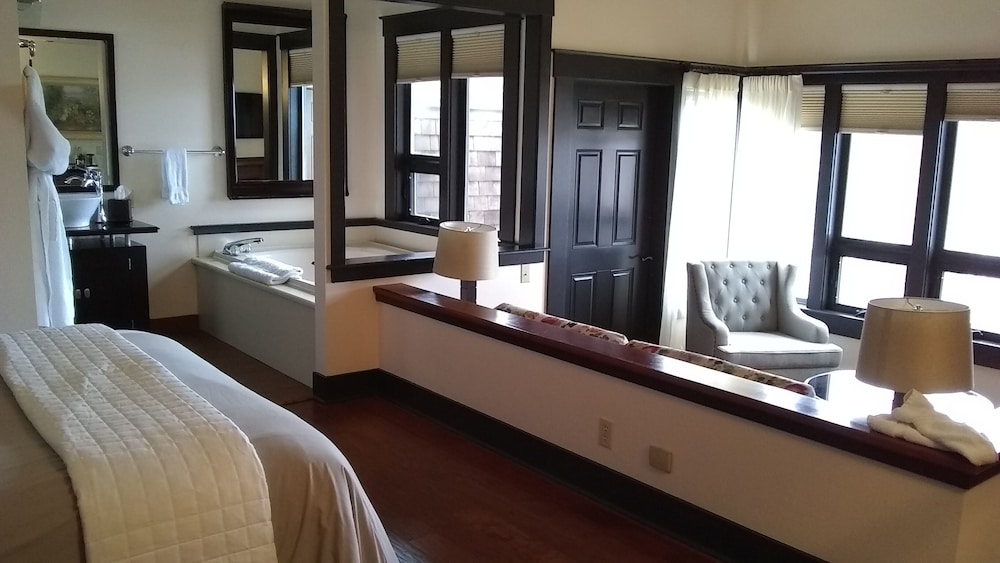 Queen Tub Room (Pet Friendly)