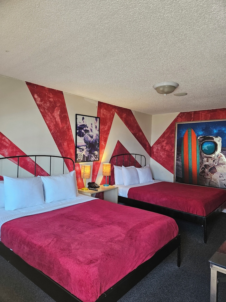 Room 4, 2 Queen Beds photo 1