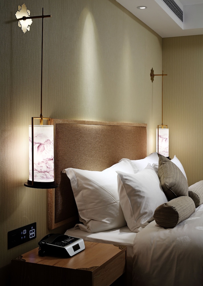 Deluxe King Suite Room
