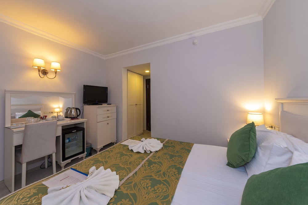 Economy Double or Twin Room on the Basement Floor - No View photo 2
